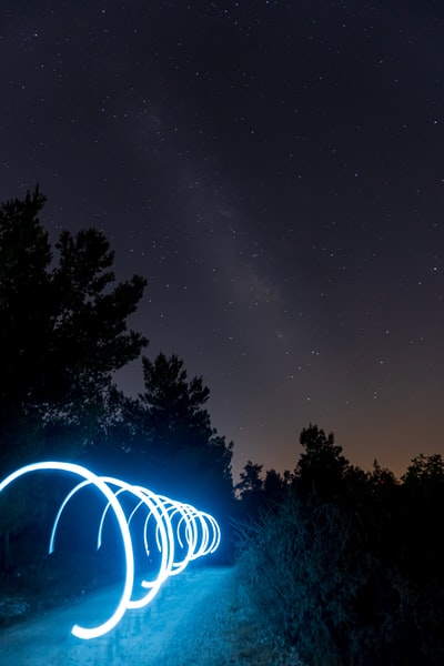 夜空中的绿灯